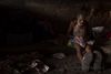 India
Kolkata

Immersi nel buio di un lungo sottopasso che affianca il mercato dei fiori di Kolkata (Calcutta), uomini e donne vivono di una luce riflessa che promana dalle lontane aperture.
Figure strappate dal buio emergono, per imporsi alla nostra attenzione: uomini e donne che ci testimoniano come la luce pi bella sia quella pi delicata che, timidamente, si approssima al buio per far affiorare i colori che esso custodisce gelosamente. Quanto si pu imparare da tutto ci.
